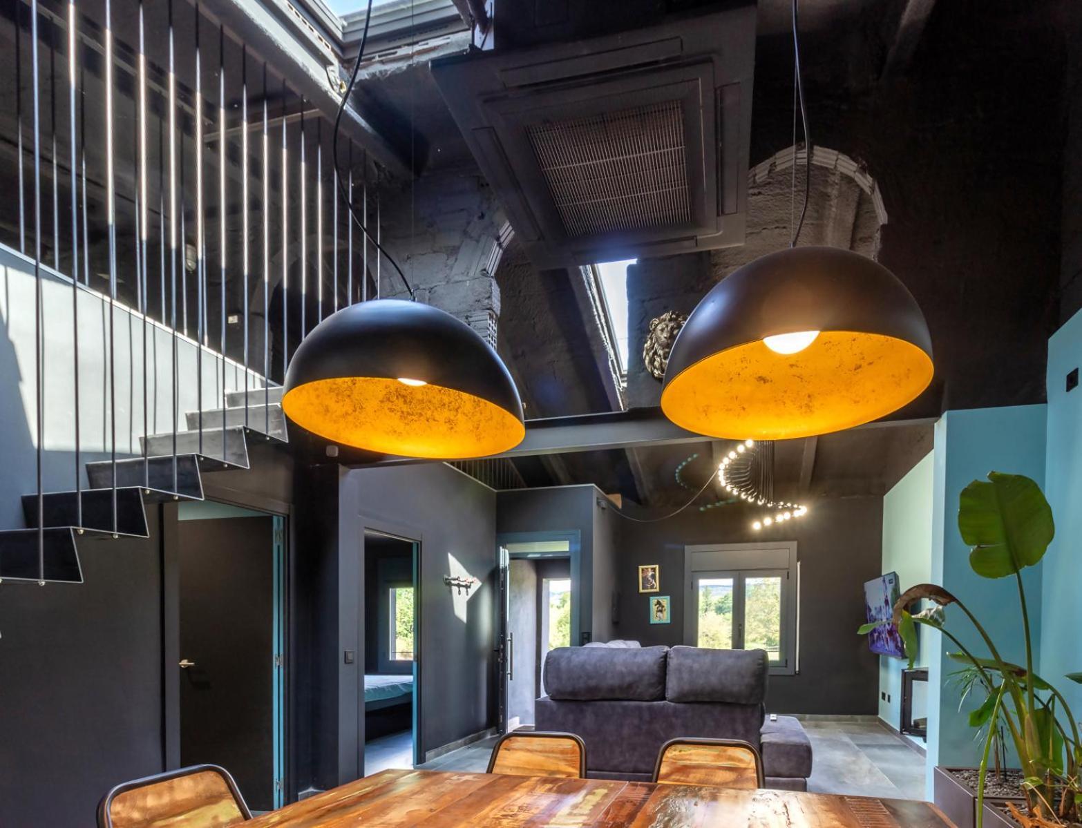 Black House Sorprendente Casa Estilo Industrial Олот Экстерьер фото
