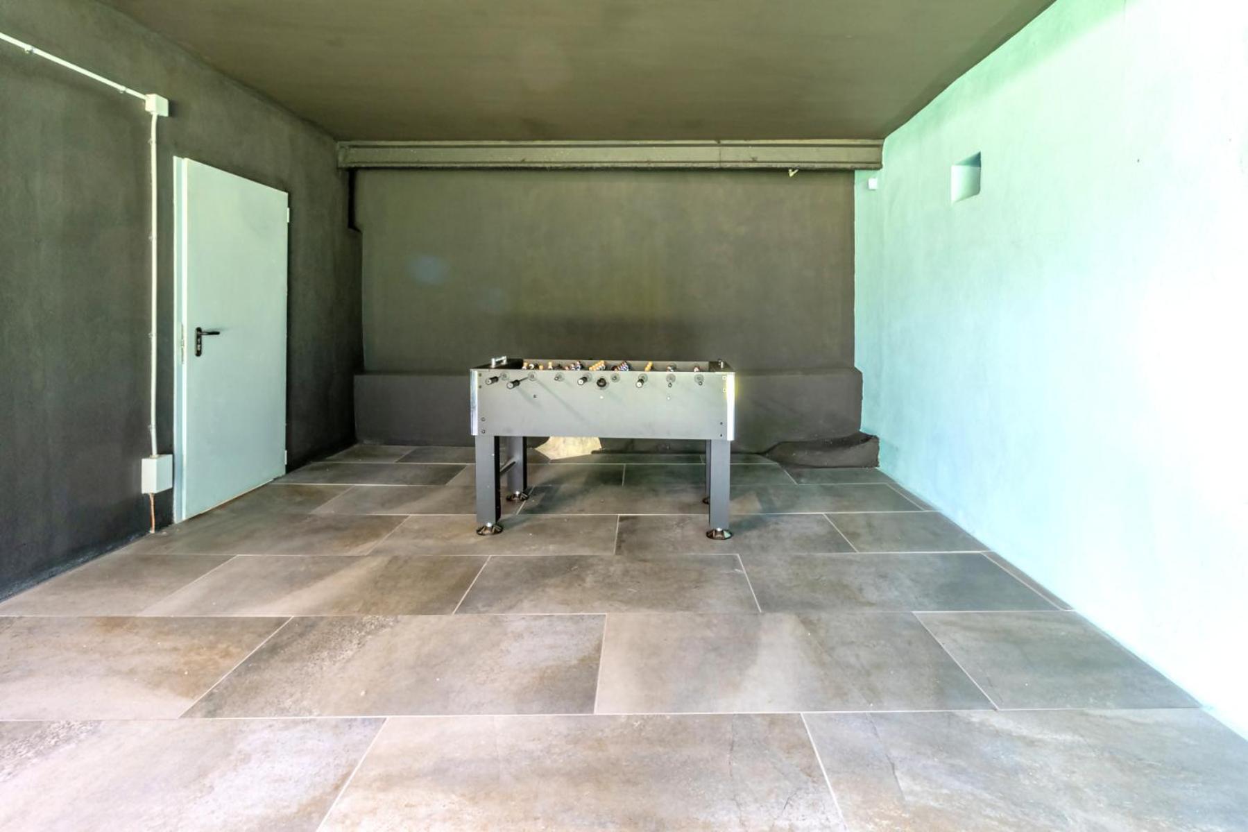 Black House Sorprendente Casa Estilo Industrial Олот Экстерьер фото