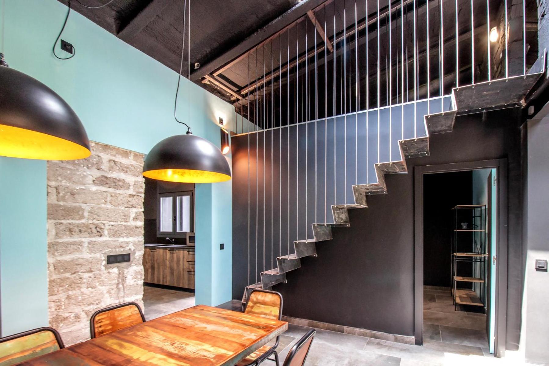 Black House Sorprendente Casa Estilo Industrial Олот Экстерьер фото